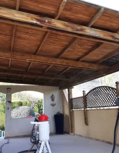 Limpieza profunda de madera con chorros a presión